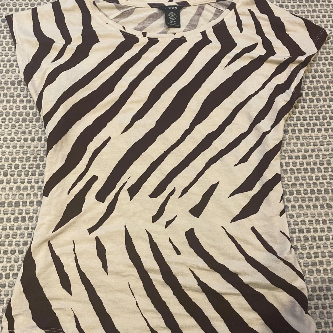 Zebramönstrad topp från Lindex - 90