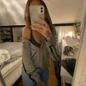 Grå zip up hoodie - Använd några gånger, och i väldigt bra skick. Storlek XS/S.