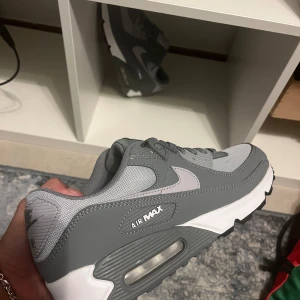 Air max 90 - Jelt nya gråa nike air max 90. Aldrig använt dom och är köpta från nike för 1800kr