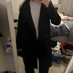 Kappa - Kappan är i bra skick endast att ena knappen åkt av på ena ärmen❤️kappan är väldigt mörk blå samt den är rätt liten i storlek