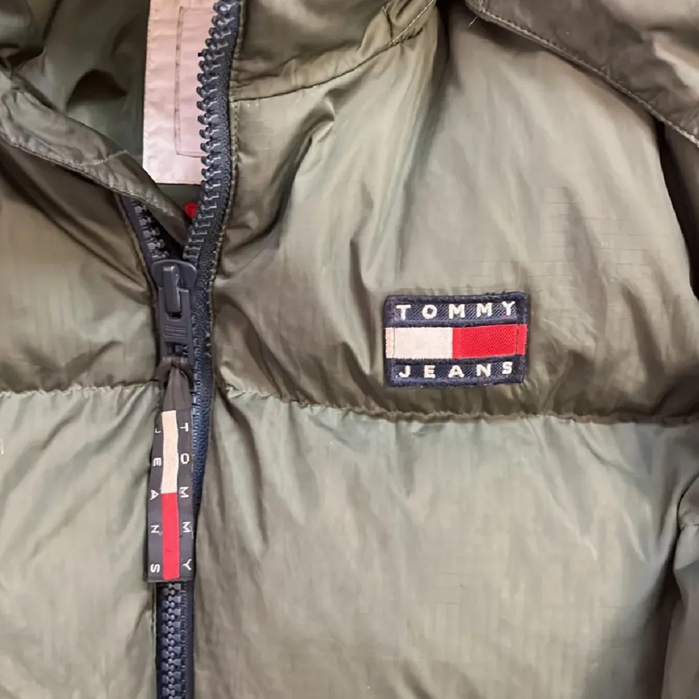 Alska puffer jacket av Tommy Hilfiger. Riktig skön och varm inför vintern! Inga hål eller defekter på jacka. Kom med pris eller byten 🤙. Jackor.