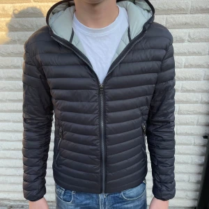 Colmar jacka - Fin colmar jacka i storlek 46 vilket motsvarar small.  Superbra skick bortsätt från en liten defekt på framsidan (se bild 4)