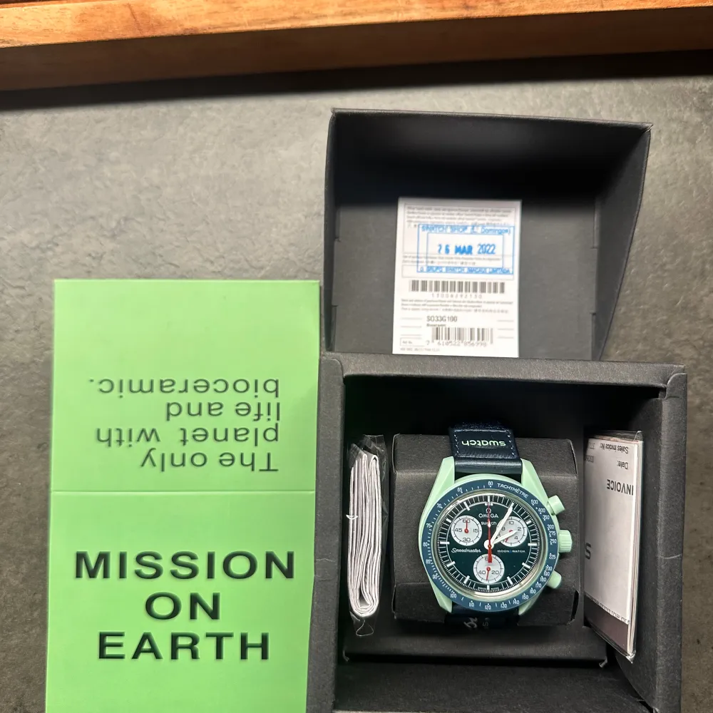 Omega x swatch mission to earth . Accessoarer.