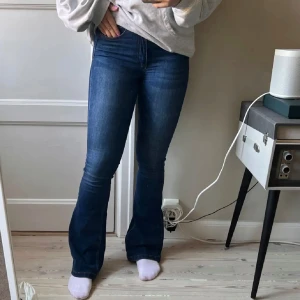 Jeans hm - H&M jeans med bootcut som tyvärr är lite små för mig, bra skick💙