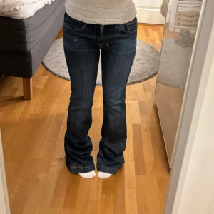Jeans low waisted  - Säljer liknande jeans som på bilden säljer do för att dom är för små. jeansen som jag säljer är från acne studios. Nypris 900. obs! inte min bild bilden är ifrån @smilla.kolb 