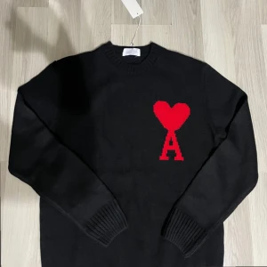 Amiri tröja (ny)  - Tja en riktig clean och fräsch tröja. Tröjan är helt ny. 🤩🤩 tveka inte med att höra av dig 🙌