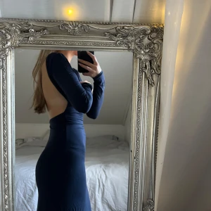 Lång klänning med öppen rygg - Gina Tricot - Säljer denna otroligt snygga klänning med öppen rygg i en mörk blå färg, i storlek xs. Klänningen är från Gina Tricot och heter Soft touch open back dress. Klänningen är ej använd, men prislappen borttagen. 🥰 Nypris: 399,95kr