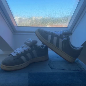 Adidas Campus 00s  - Adidas Campus 00s  Färg-Grå Storlek-42,5 Alla tillbehör så som ett par extra skosnören(Grå), kartong och pappret i skokartongen.   
