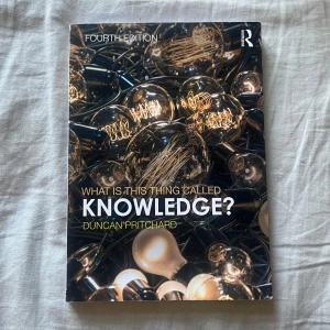What Is This Thing Called Knowledge? Fourth Edition | Duncan Pritchard - What Is This Thing Called Knowledge? Fjärde upplagan i begagnat skick. Använd under en termin. Inga markeringar eller annat störigt på sidorna i boken. 