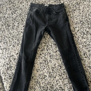 Jeans  - Storlek W31 L30 Svarta jeans från Lager157, sliten färg.