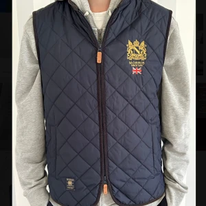 Morris väst - Riktigt snygg Morris väst perfekt nu för hösten! Grymt skick utan defekter. Nypris 2000kr. Skriv gärna frågor om längd eller annat.