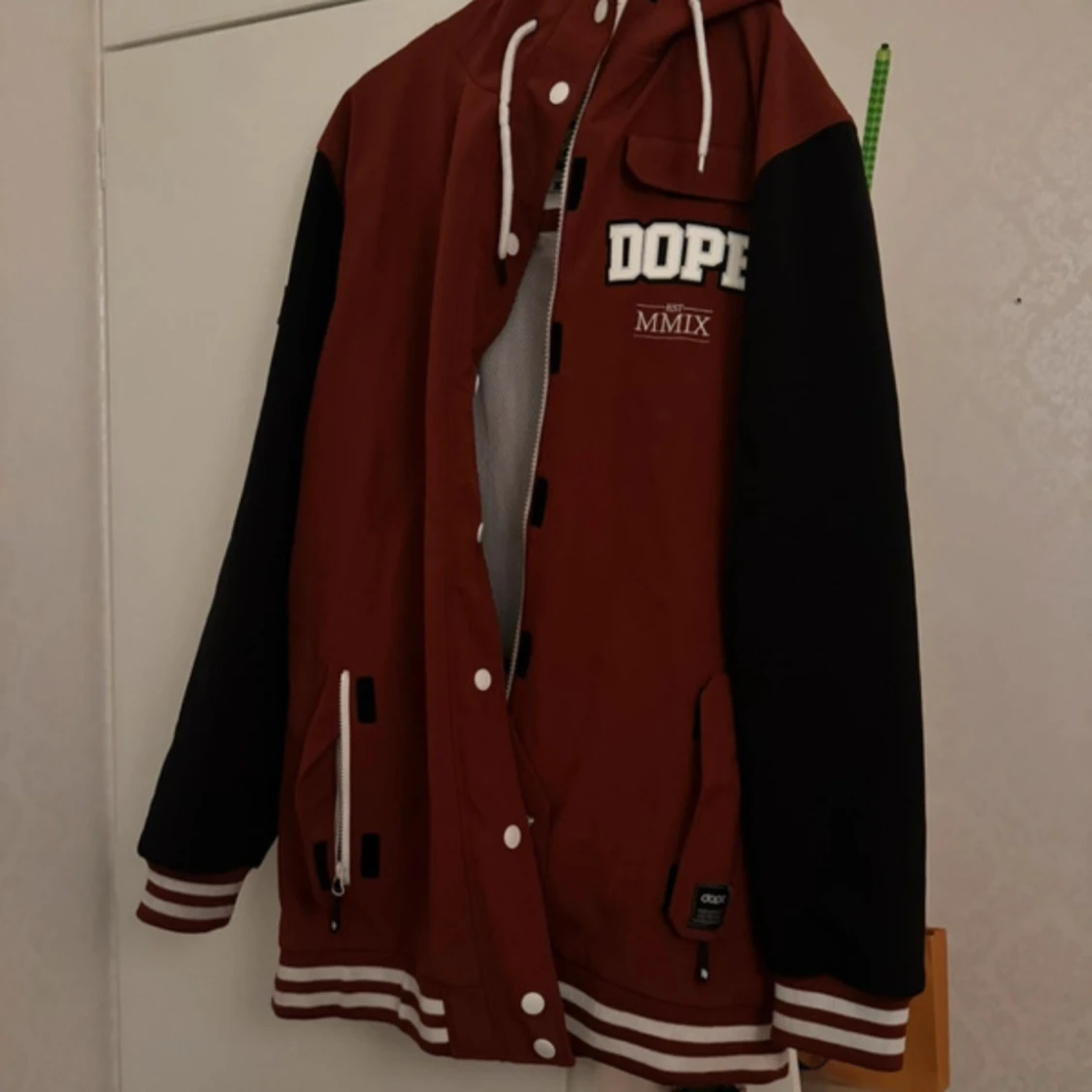 Röd och svart jacka från Dope