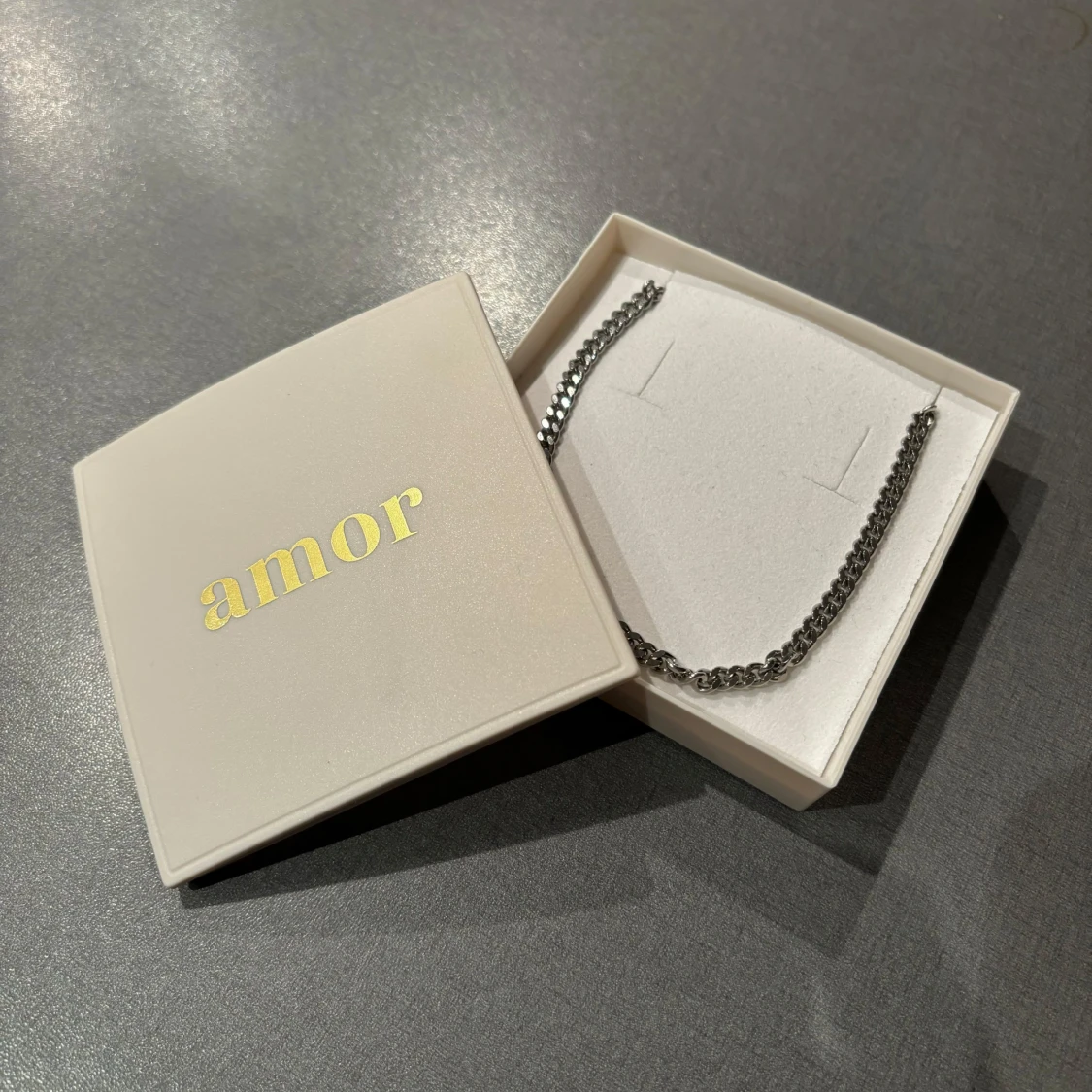 Silverfärgat halsband från Amor