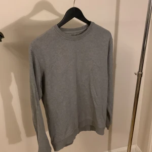 Grå tröja från Resteröds - Tja Säljer en stilren grå tröja från Resteröds i storlek medium. Tröjan har en klassisk design med rund hals och långa ärmar, perfekt för en avslappnad look. Priset kan diskuteras.