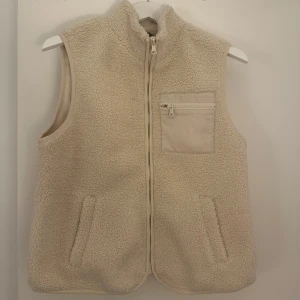 Beige fleeceväst från Lindex - Teddy väst från Lindex  Aldrig använd  Normal i storleken  Har inga bilder på  💕