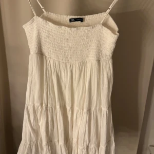 Vit klänning från Zara - Söt vit klänning från Zara som jag inte tror säljs längre. Klänningen är i storlek xs.