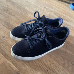 INTRESSEKOLL, Blåa mocka skor Selected Homme stl 45 - INTRESSEKOLL på dessa rikigt feta och sköna Blåa mocka skor från Selected Homme, de har lite slitage på insidan vid hälen, men inget märkbart. De är stl 45 men passar som 43-44. Hör av dig vid frågor och priset är inte skrivit i sten!