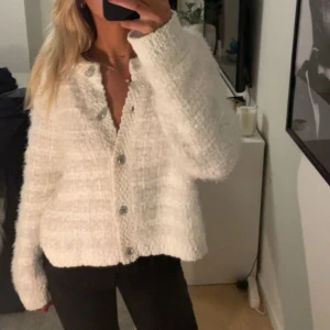 Vit fluffig kofta med knappar - Mysig vit kofta med knappar framtill. Superfin och som ny