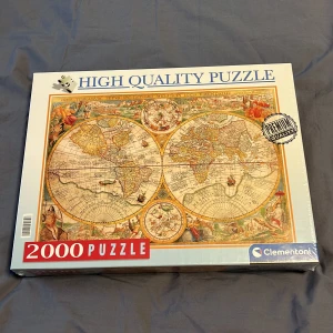 Pussel 2000 bitar - Ett helt oöppnat pussel på 2000 bitar. Fick det i julklapp men hade redan exakt samma, så säljer det nya. Kunde tyvärr inte bytas då det köpts i Danmark. 