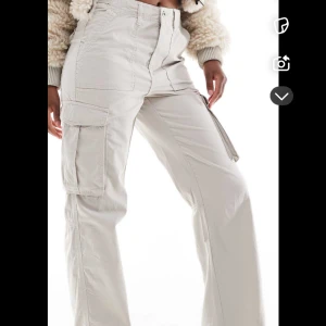 Beige cargopants med fickor - Hej, säljer mina snygga beige cargopants med hög midjade byxor som är från zara och är liknande dessa på bilden. Storlek 38 men funkar även för 36 då de är små i storlek ❤️pris 230kr