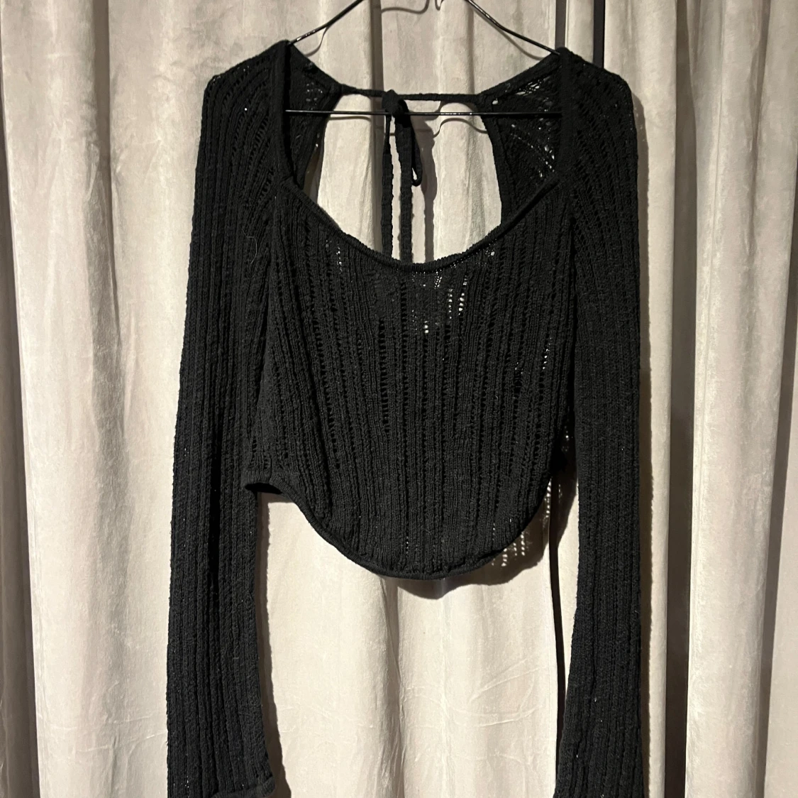 Svart stickad tröja med öppen rygg S - 91