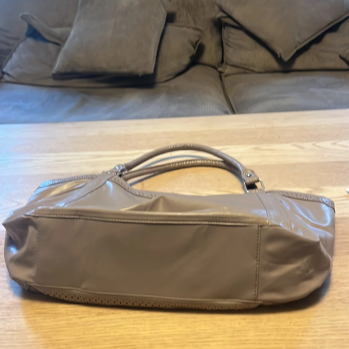 Beige axelväska i syntetmaterial - 92