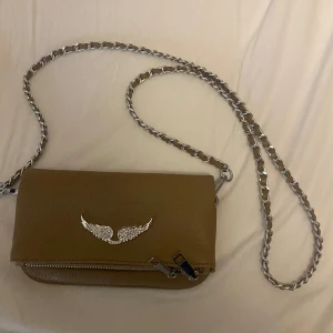 Zadig Voltaire väska - Snygg beige zadig väska i lilla modellen super fint skick❤️