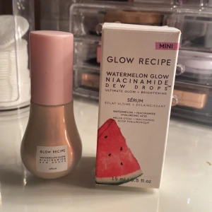 Glow Recipe Watermelon Glow Niacinamide Dew Drops - Mini serum från Glow Recipe med niacinamid och vattenmelon för en strålande och återfuktad hy. Perfekt för att reducera mörka fläckar och ge en naturlig lyster. Kommer i en söt rosa flaska med pump, innehåller 15 ml.