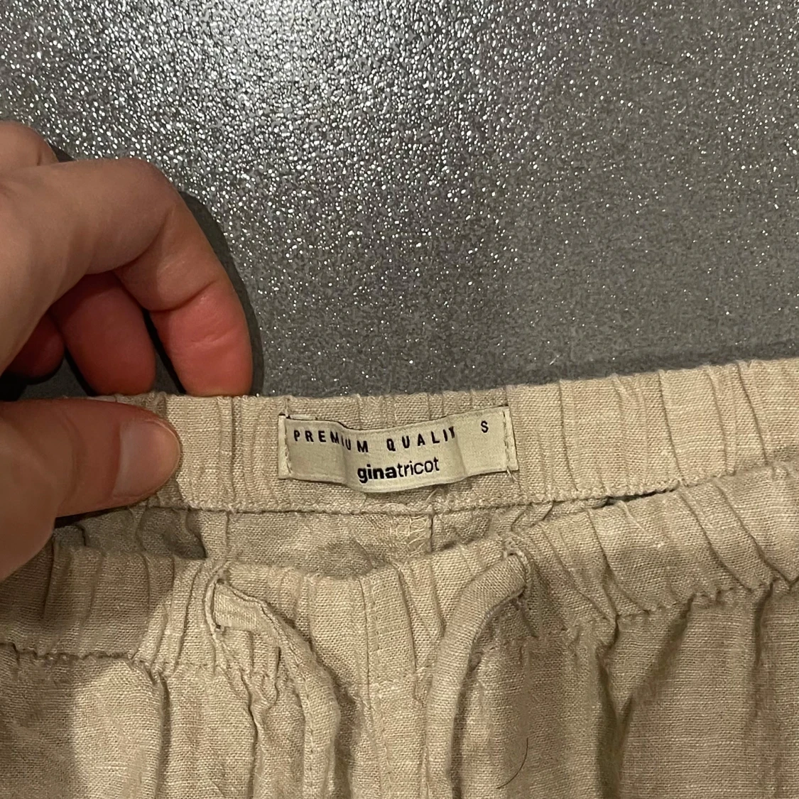 Beige linnebyxor från Gina Tricot - 37