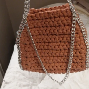 Rosa väska med silverkedja - Snygg rosa väska med en cool silverkedja som axelrem. Perfekt för att ge din outfit en unik touch. Väskan har en trendig design och är lätt att matcha med olika stilar.