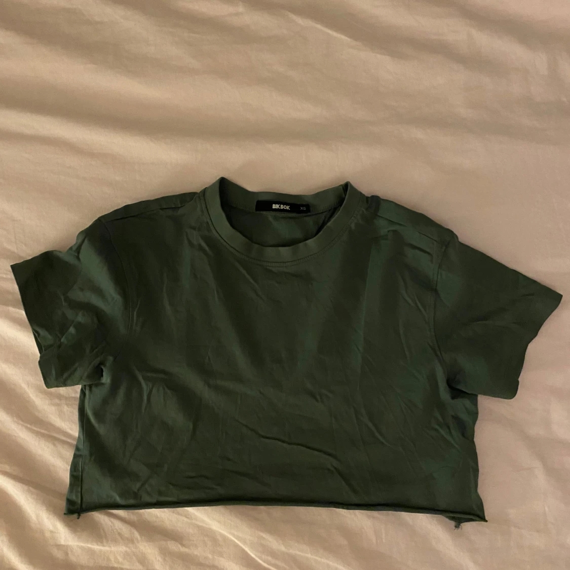 Grön croppad t-shirt från Bik Bok - 90