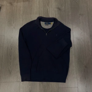 Mörkblå zip från Polo Ralph Lauren - Storlek M, Hör av dig ifall du vill ha fler bilder!