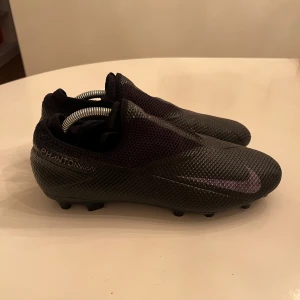 Nike Phanom Vision 2 Fotbollsskor  - Riktigt fint skick, endast testat en träning! Storlek 44,5. Pris är diskuterbart!