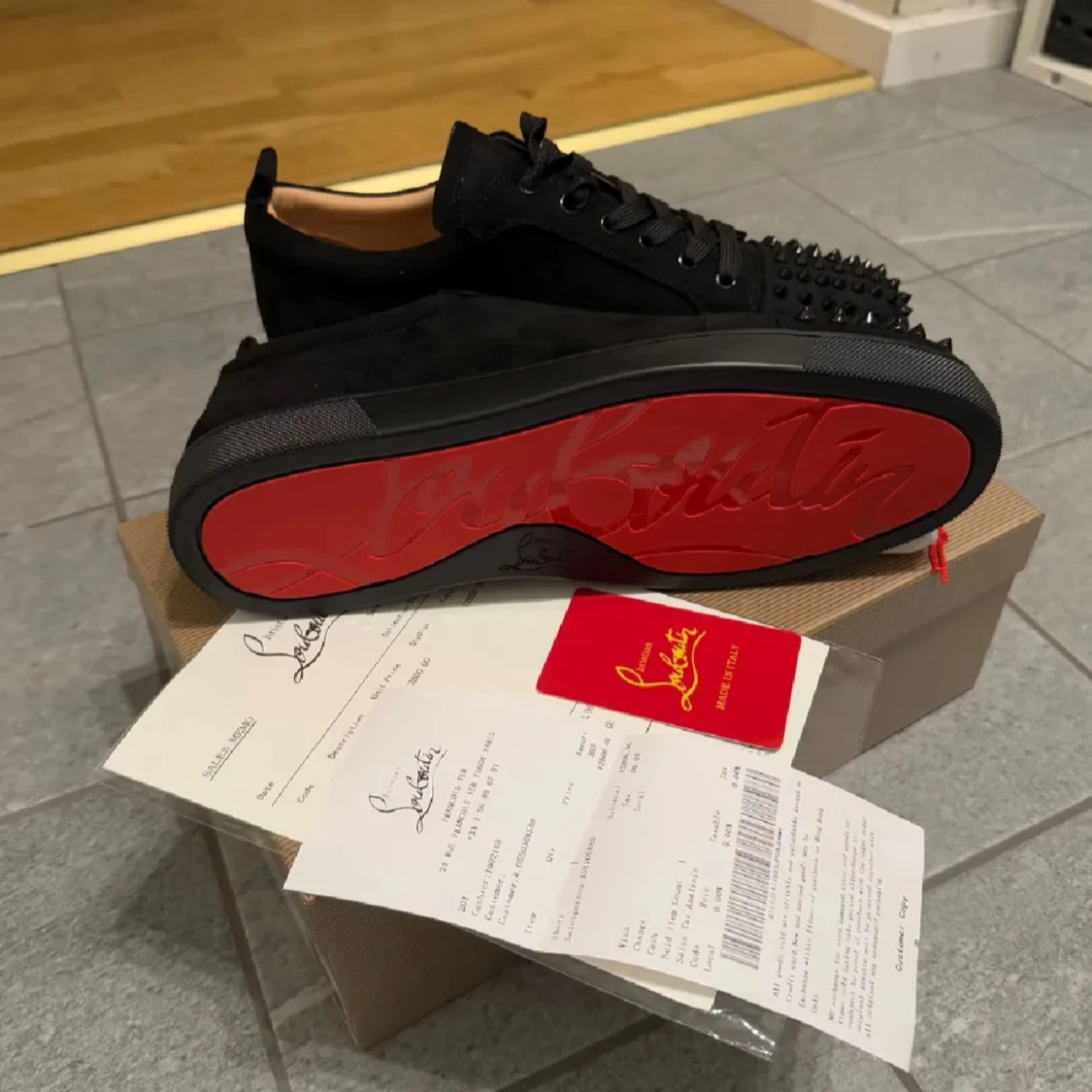 Svarta sneakers med nitar från Louboutin