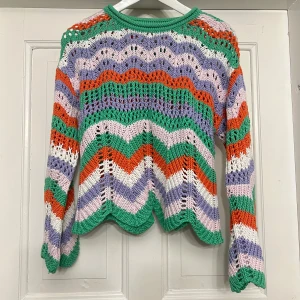Flerfärgad stickad tröja - Säljer en stickad tröja med vågmönster från Gina Young. Storlek 146/152 men passar som en XS och S.