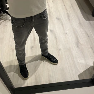 Replay Anbass jeans - Tjena! Säljer nu dessa as feta replay Anbass jeans. Skicket är 10/10 Inga defekter ingenting! Pris kan diskuteras