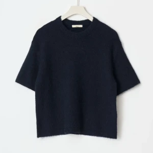 Marinblå stickad T-shirt  - Från Gina i strl S, knappt använd 💓 120kr + frakt 💘