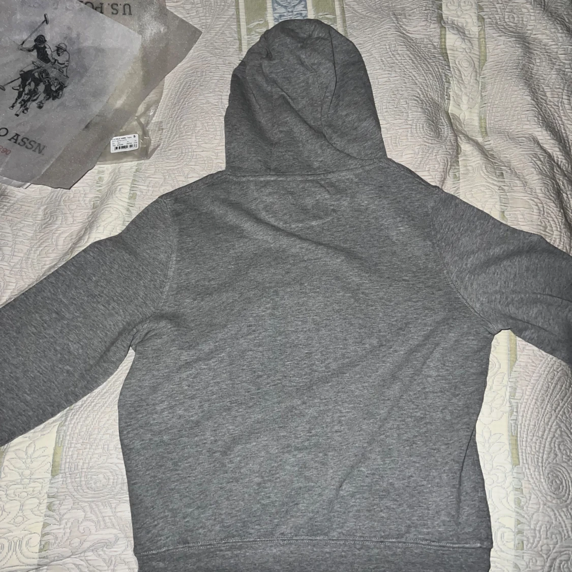 Grå hoodie från U.S. Polo Assn. - 2