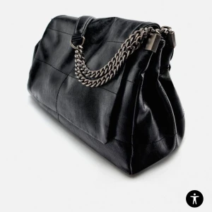 Axelremsväska med kedja! - Kollar intresse på denna väskan ifrån Zara! Använd fåtal gånger och väldigt bra skick fortfarande. Säljer då den inte kommer till användning längre!💕