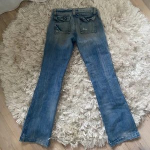 Replay Lågmidjade bootcut jeans  - FAST PRIS. Vintage Replay lågmidjade bootcut jeans. Innerbenslängd: 81,5cm Midjemått: 37-38cm 😁 saknar storlek. 
