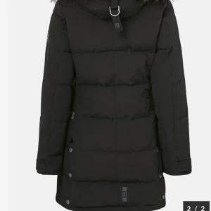 Svart hollies jacka ( UTAN PÄLS ) - Jätte fin jacka fick den som present där den va för stor för mig och inte går att lämna tillbaka där jag inte fick med kvitto när jag fick den helt ny och perfekt till dessa kalla dagar