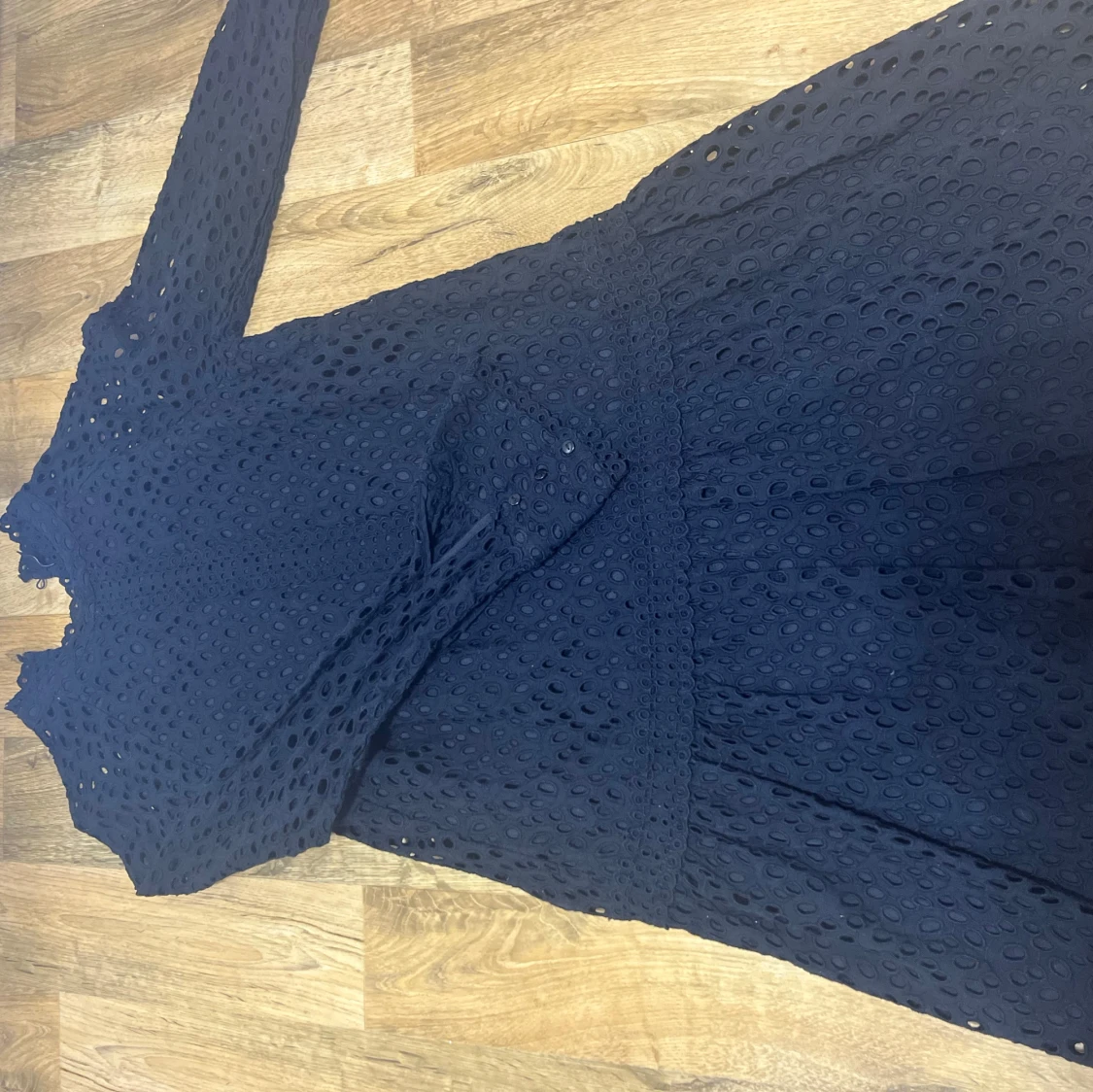 Svart spetsklänning