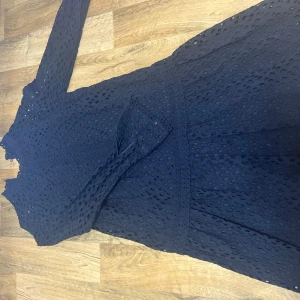 Svart spetsklänning - Elegant svart klänning i spets med långärmad design. Perfekt för höst och vinter med sin stilrena look. Klänningen har en vacker struktur och en feminin passform. Priset går att diskuteras 