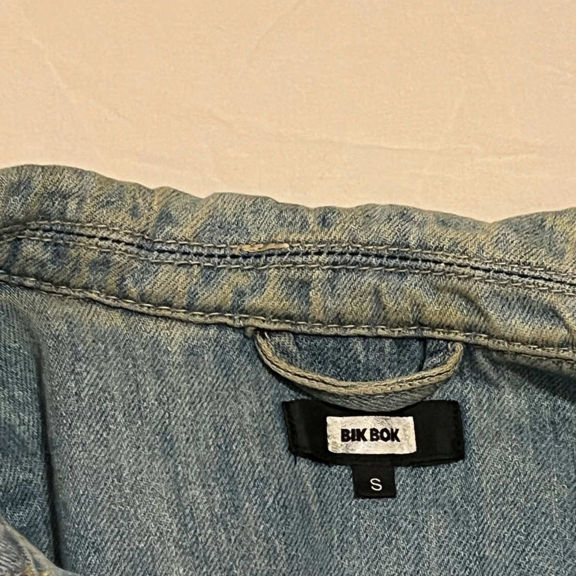 Jeansjacka med nitar från Bik Bok - 91