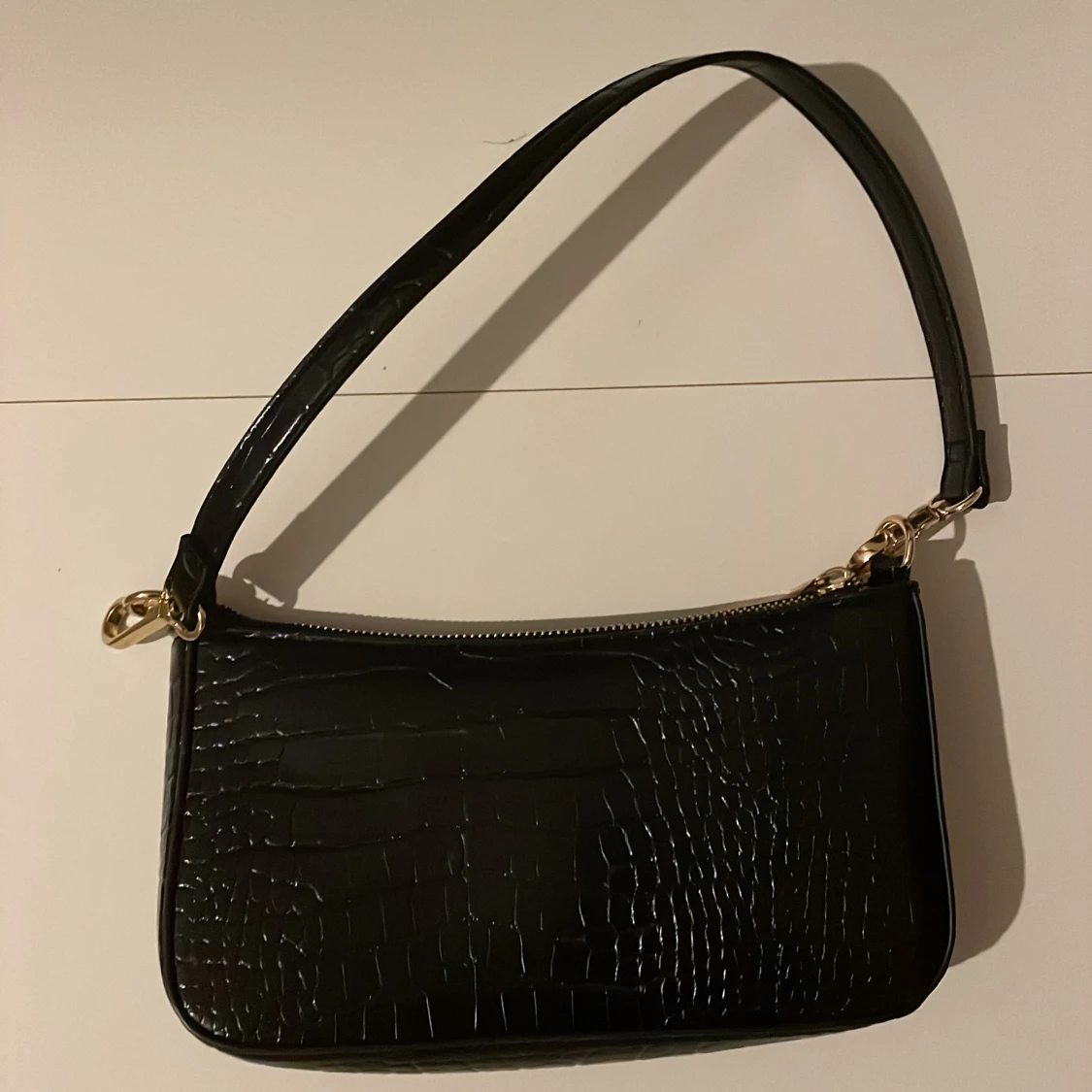 Svart axelväska med krokodilmönster
