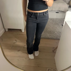Svarta bootcut jeans - Snygga svarta bootcut jeans med låg midja. Dom är från Zara men säljs inte längre. Jag säljer dom då de inte kommer till användning längre.