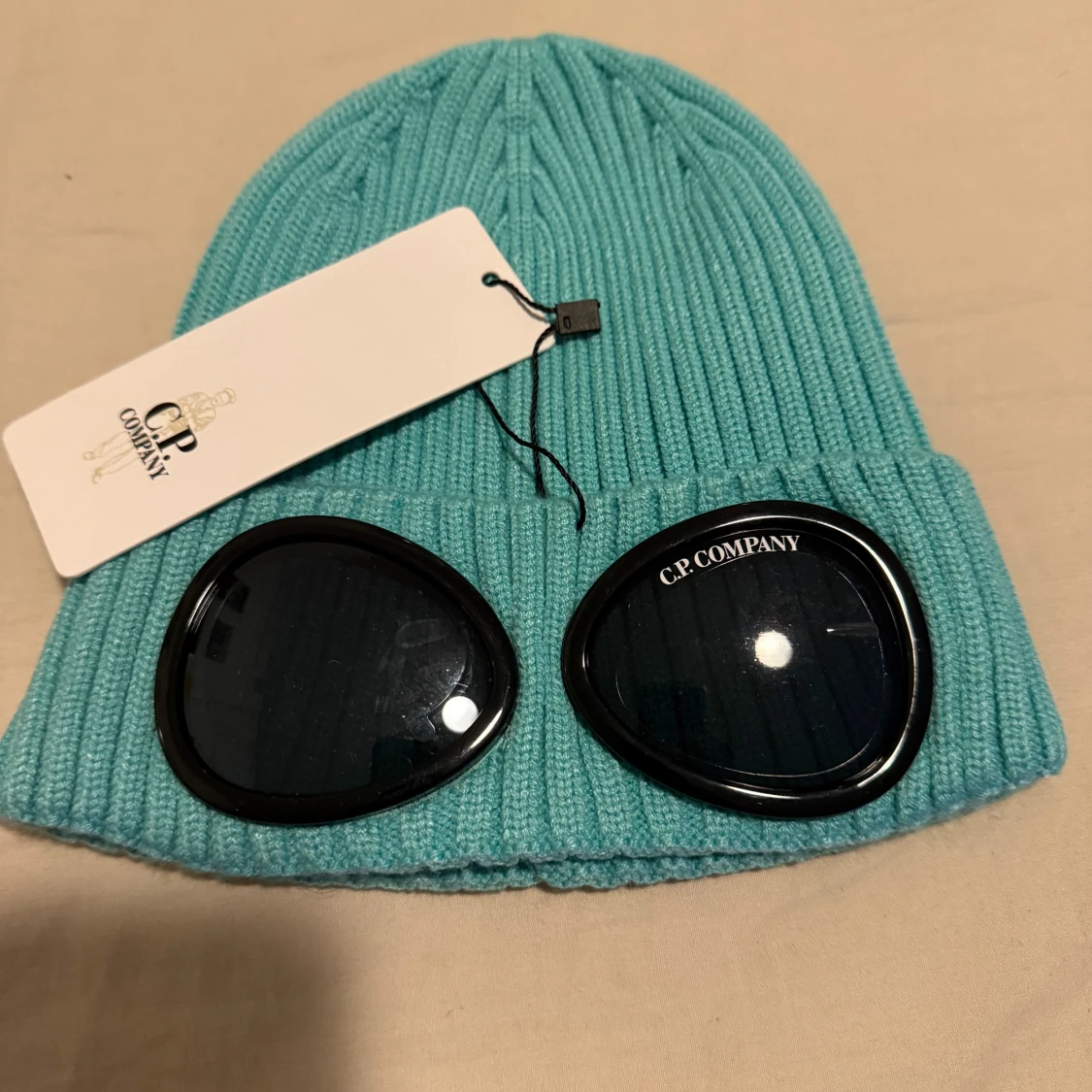 Turkos ribbad mössa från C.P. Company