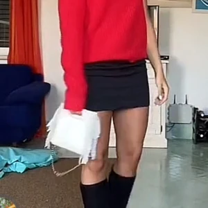 Liten vit maje väska - Säljer min lilla vita maje väska, väskan har använts en hel del därav priset! Både kedjan och det långa bandet finns kvar, köpt på Zalando för 2 295kr🩷