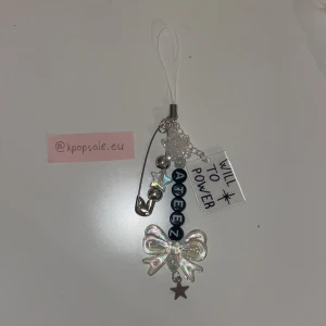 Kpop keychain/charm - Ateez ‘will to power’ keychain/charm🤍 perfect att sätta på exempelvis lightsticken eller väskan till konserten!✨gjord av mig, oanvänd. 40kr + 18kr frakt