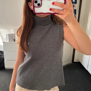 Grå ärmlös polotröja  - Säljer denna tröjan då den tyvärr inte kommer till användning! Använt endast 1 gång🩷 